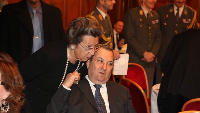 Rudolfine Steindling mit dem ehemaligen israelischen Ministerpräsidenten Ehud Barak. Rudolfine Steindling mit dem ehemaligen israelischen Ministerpräsidenten Ehud Barak.