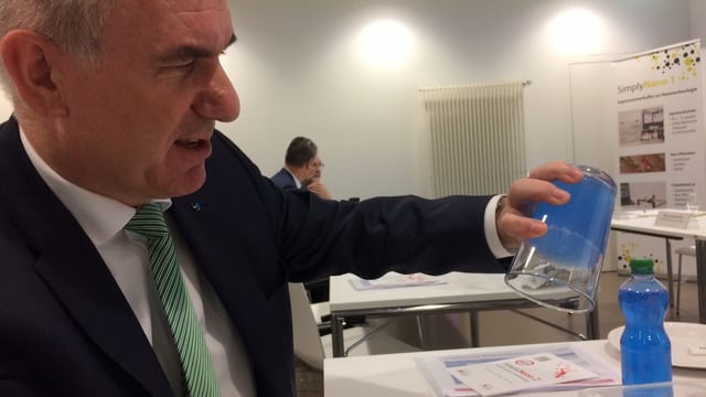 Alex Hürzeler macht ein Nano-Experiment. Alex Hürzeler macht ein Nano-Experiment.