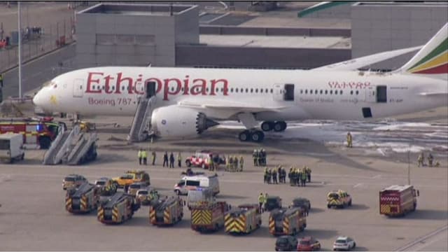 Ein Dreamliner der Ethiopian Airways in Heathrow. Feuerwagen stehen rund herum. Ein Dreamliner der Ethiopian Airways in Heathrow. Feuerwagen stehen rund herum.