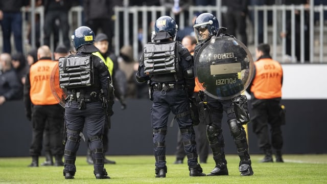 Polizisten stehen beim Spiel GC gegen Luzern auf dem Rasen. Polizisten stehen beim Spiel GC gegen Luzern auf dem Rasen.