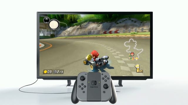 Kontroller vor TV Gerät, darauf Mario Kart. Kontroller vor TV Gerät, darauf Mario Kart.