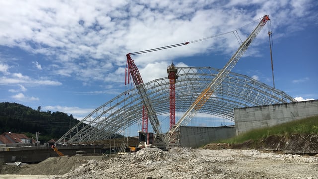 Blick auf die Baustelle aus der Froschperspektive mit den Bögen und dem Kran im Hintergrund. Blick auf die Baustelle aus der Froschperspektive mit den Bögen und dem Kran im Hintergrund.