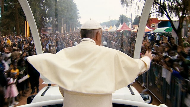 Papst Franziskus fährt mit dem Papamobil durch eine Menschenmenge. Papst Franziskus fährt mit dem Papamobil durch eine Menschenmenge.