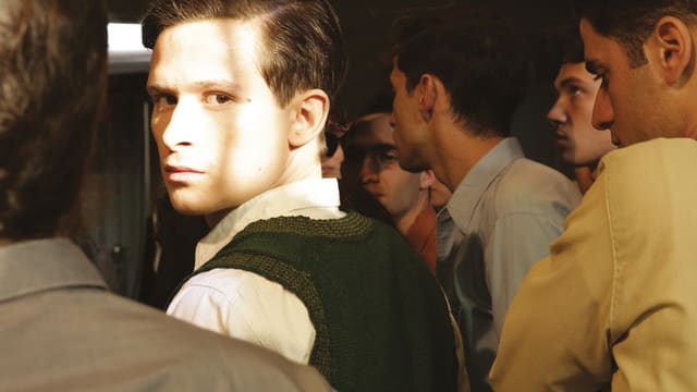 Ein Schauspieler schaut nach hinten über die Schulter mit ernstem Gesicht. Ein Schauspieler schaut nach hinten über die Schulter mit ernstem Gesicht.