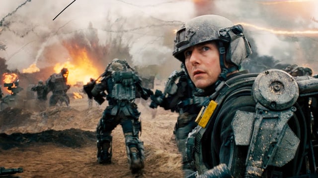 Tom Cruise in einem Kampfanzug. Hinten eine Explosion. Tom Cruise in einem Kampfanzug. Hinten eine Explosion.