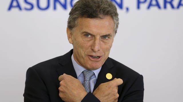 Der argentinische Präsident Mauricio Macri verschränkt die Arme. Der argentinische Präsident Mauricio Macri verschränkt die Arme.