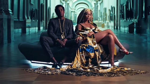 Jay-Z und Beyonce sitzen auf einem Sofa im Louvre. Jay-Z und Beyonce sitzen auf einem Sofa im Louvre.