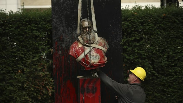 Statue von Leopold II. wird entfernt Statue von Leopold II. wird entfernt