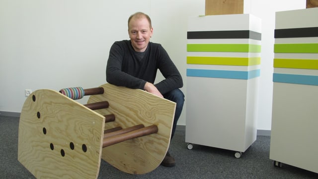 Mann neben Holzmöbel Mann neben Holzmöbel