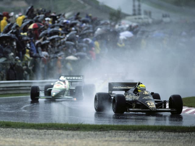 Ayrton Senna im strömenden Regen von Estoril. Ayrton Senna im strömenden Regen von Estoril.