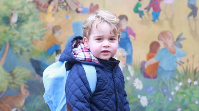 kleiner Junge posiert mit Rucksack vor einer farbigen Wand kleiner Junge posiert mit Rucksack vor einer farbigen Wand