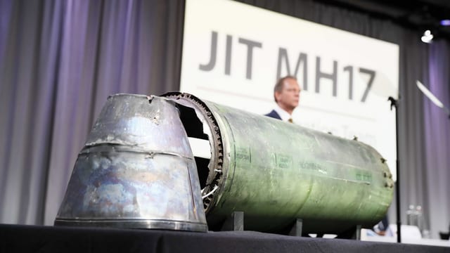 Mann hinter Raketenteilen Mann hinter Raketenteilen