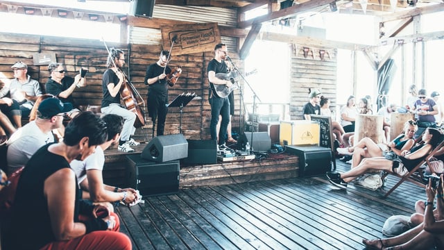 Joel Ray spielt auf der Campfire-Stage. Joel Ray spielt auf der Campfire-Stage.