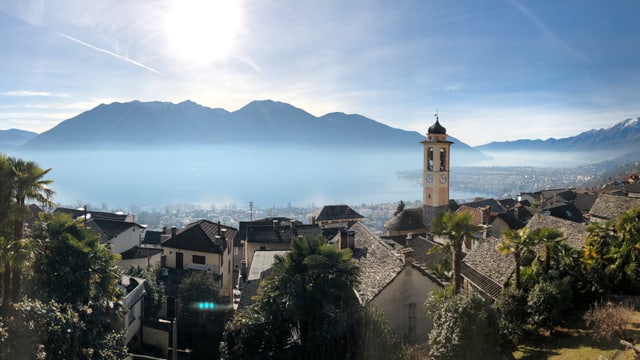 Blick von Brione über den Lago Maggiore. Blick von Brione über den Lago Maggiore.