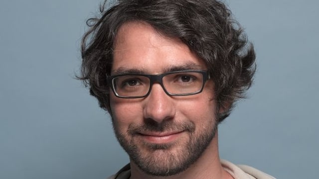 Pascal Pfister mit Dreitagebart, schwarzer Brille und dunklem, gewelltem Haar. Pascal Pfister mit Dreitagebart, schwarzer Brille und dunklem, gewelltem Haar.