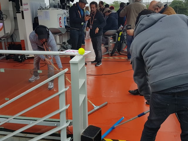 Im Open-Air-Studio von France TV waren Helfer intensiv damit beschäftigt, das Wasser aus dem Studio zu fegen. Im Open-Air-Studio von France TV waren Helfer intensiv damit beschäftigt, das Wasser aus dem Studio zu fegen.