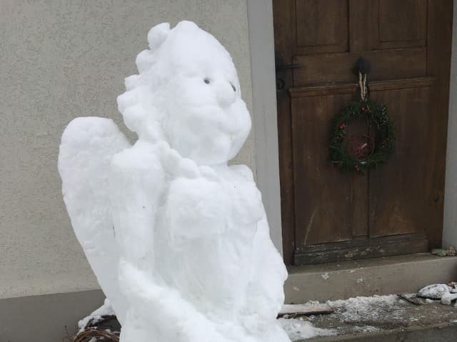 Nachdenklicher Schneeengel
