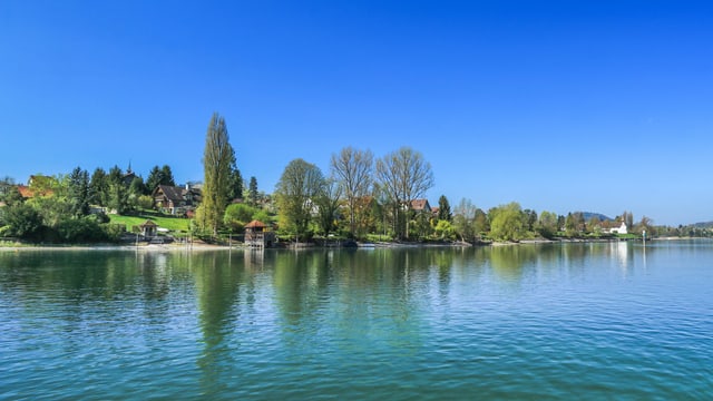 Stein am Rhein am Montagmorgen mit blauem Rhein und blauem Himmel. Stein am Rhein am Montagmorgen mit blauem Rhein und blauem Himmel.