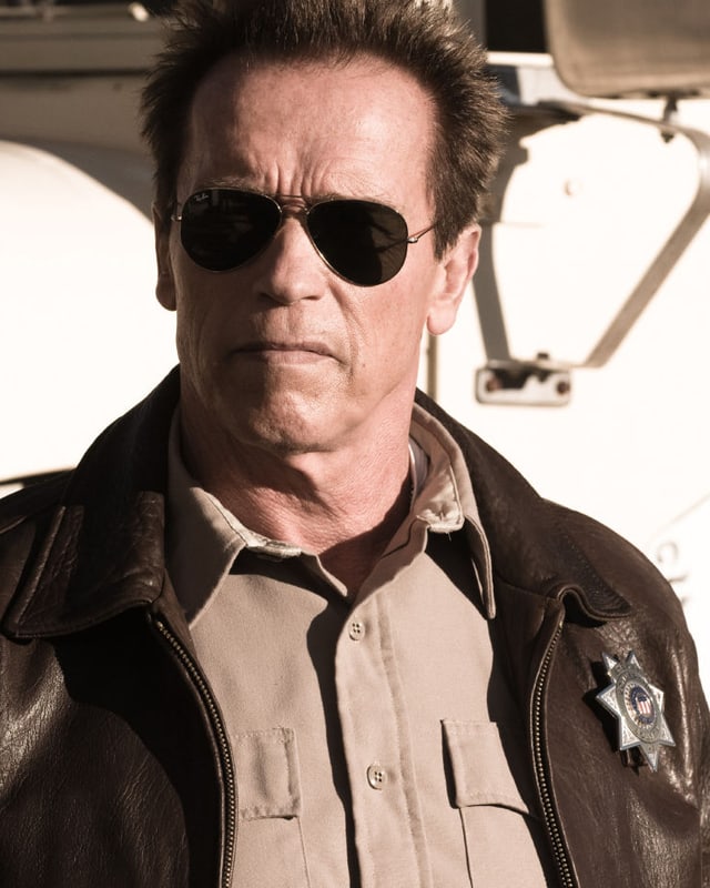 Arnold Schwarenegger mit Sonnenbrille guckt grimmig. Arnold Schwarenegger mit Sonnenbrille guckt grimmig.