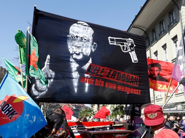 Teilnehmer einer Berner Demonstration fordern auf einem Transparent dazu auf, Erdogan «mit seinen eigenen Waffen zu töten». Teilnehmer einer Berner Demonstration fordern auf einem Transparent dazu auf, Erdogan «mit seinen eigenen Waffen zu töten».
