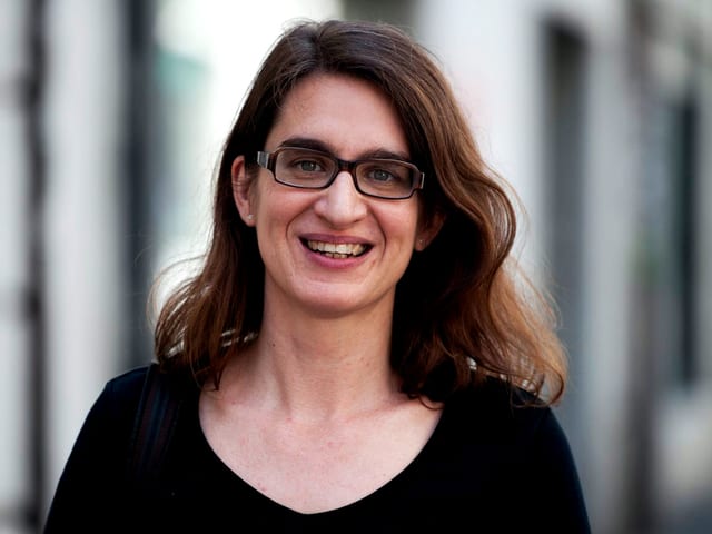 Eine Frau lacht, Hintergrund ist unscharf. Eine Frau lacht, Hintergrund ist unscharf.