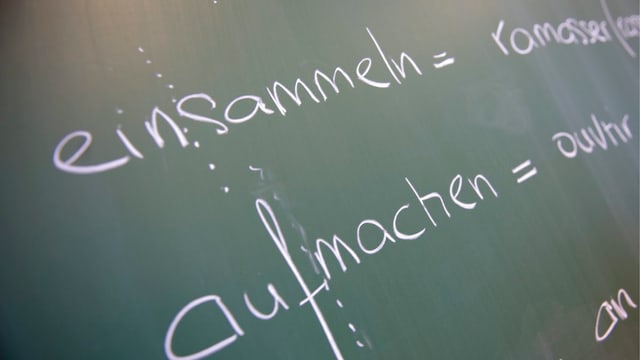 Wandtafel mit französischen und deutschen Vokabeln. Wandtafel mit französischen und deutschen Vokabeln.