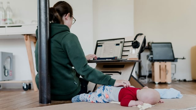 Das SRF Familienforum beschäftigt sich mit den Herausforderungen für Familien während der Coronazeit –beispielsweise mit der Vereinbarkeit von Familie und Beruf. Das SRF Familienforum beschäftigt sich mit den Herausforderungen für Familien während der Coronazeit –beispielsweise mit der Vereinbarkeit von Familie und Beruf.
