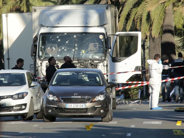 Forensiker untersuchen den weissen LKW des Täters. Die Windschutzscheibe zeigt mehrere Einschusslöcher. Forensiker untersuchen den weissen LKW des Täters. Die Windschutzscheibe zeigt mehrere Einschusslöcher.