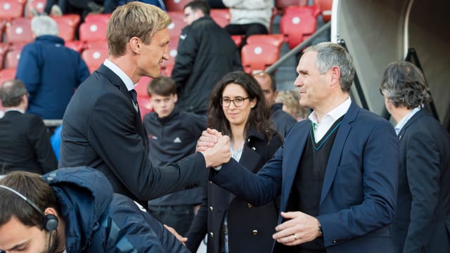 Sami Hyypiä und Pierluigi Tami geben sich die Hand. Sami Hyypiä und Pierluigi Tami geben sich die Hand.