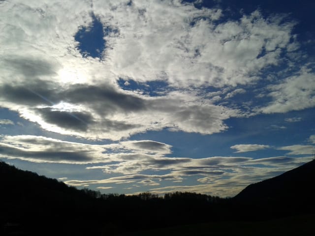 Föhnwolken über den Tessiner Bergen. Föhnwolken über den Tessiner Bergen.