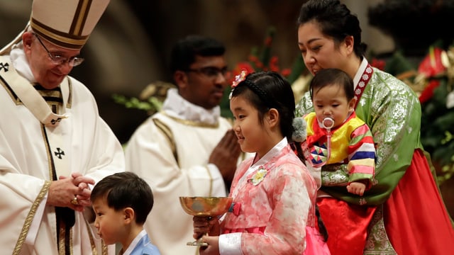 Papst Franziskus mit einigen Kindern. Papst Franziskus mit einigen Kindern.