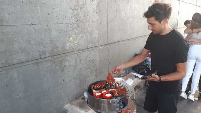 Mann am Grill Mann am Grill