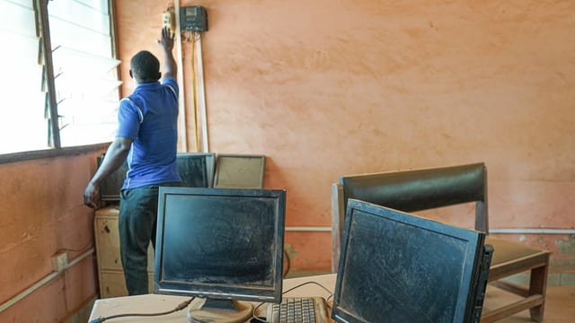 Die Solaranlage, welche den Computerraum mit Energie versorgte, ist vor zwei Jahren ausgefallen. Seither läuft nichts mehr. Die Solaranlage, welche den Computerraum mit Energie versorgte, ist vor zwei Jahren ausgefallen. Seither läuft nichts mehr.