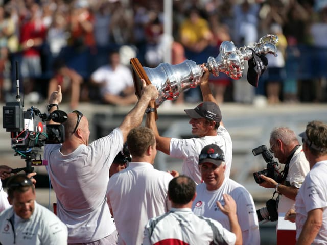 Alinghi-Chef Ernesto Bertarelli mit dem America's Cup. Alinghi-Chef Ernesto Bertarelli mit dem America's Cup.
