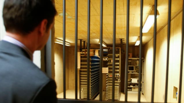 Ein Mitarbeiter einer Tiroler Bank vor den Gittern zu den Schliessfächern. Ein Mitarbeiter einer Tiroler Bank vor den Gittern zu den Schliessfächern.