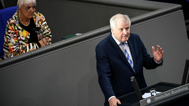 Claudia Roth und Innenminister Horst Seehofer im Bundestag Claudia Roth und Innenminister Horst Seehofer im Bundestag