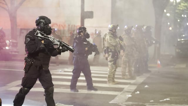 Bewaffnete Polizisten in Vollmontur. Bewaffnete Polizisten in Vollmontur.
