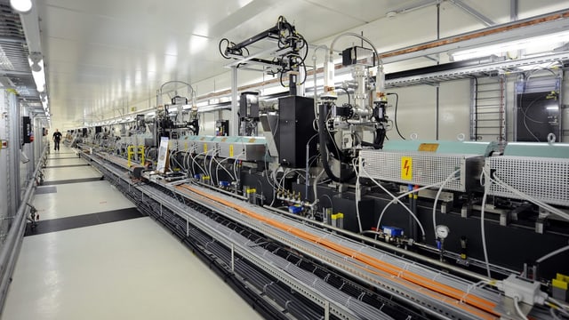 Freier-Elektronen-Röntgen-Laser am Paul Scherrer Institut. Freier-Elektronen-Röntgen-Laser am Paul Scherrer Institut.