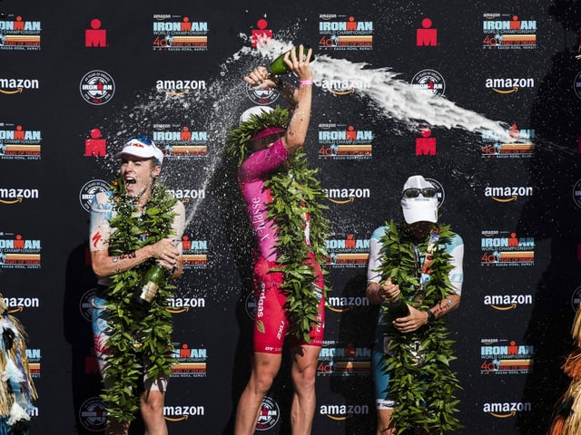 Erhalten einen grosszügigen Zustupf von der Triathlon-Vereinigung: Daniela Ryf und ihre ArbeitskollegInnen Erhalten einen grosszügigen Zustupf von der Triathlon-Vereinigung: Daniela Ryf und ihre ArbeitskollegInnen