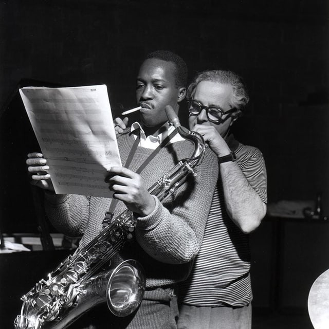 Alfred Lion und Hank Mobley schauen zusammen Noten an. Alfred Lion und Hank Mobley schauen zusammen Noten an.