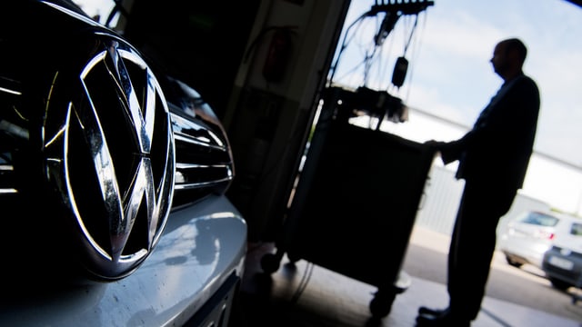 KfZ-Meister lädt ein Software-Update auf einen VW Golf KfZ-Meister lädt ein Software-Update auf einen VW Golf