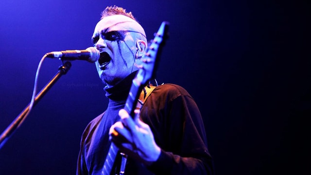 Ein Mann einer Metal-Band an der Gitarre Ein Mann einer Metal-Band an der Gitarre