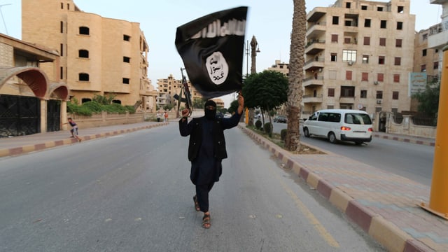IS-Kämpfer mit schwarzer Flagge.
