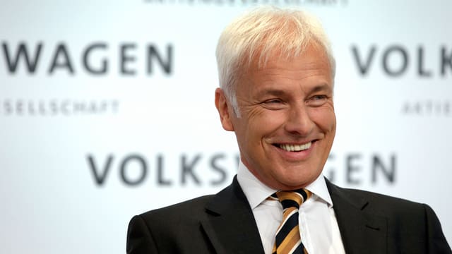 Matthias Müller lachend vor Volkswagen-Schriftzug Matthias Müller lachend vor Volkswagen-Schriftzug