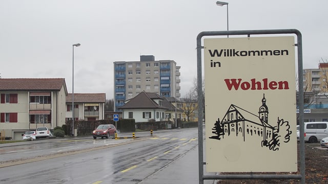 Dorfeingang Wohlen mit Schild auf dem steht "Willkommen in Wohlen" Dorfeingang Wohlen mit Schild auf dem steht "Willkommen in Wohlen"