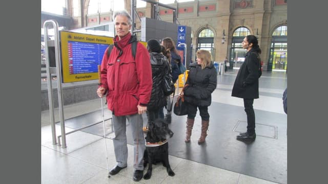 Mann mit Blindenstock und Blindenhund im Zürcher Hauptbahnhof. Mann mit Blindenstock und Blindenhund im Zürcher Hauptbahnhof.