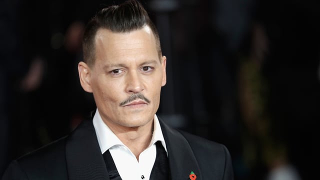 Portrait-Foto Johnny Depp in Hemd und Anzug. Portrait-Foto Johnny Depp in Hemd und Anzug.