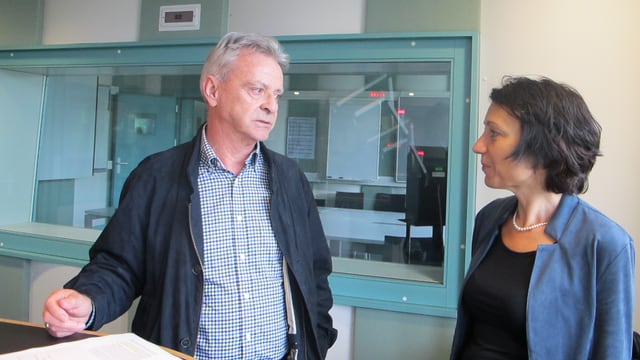 Frau und Mann in einem Radiostudio reden miteinander. Frau und Mann in einem Radiostudio reden miteinander.