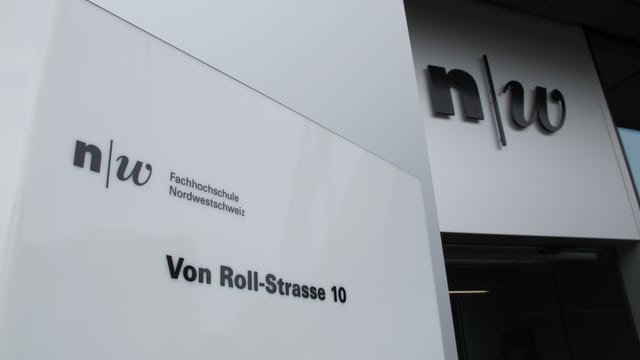 Schild der Fachhochschule Nordwestschweiz vor einem Eingang Schild der Fachhochschule Nordwestschweiz vor einem Eingang
