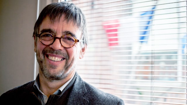 Ein lachender Mann mit Brille. Ein lachender Mann mit Brille.
